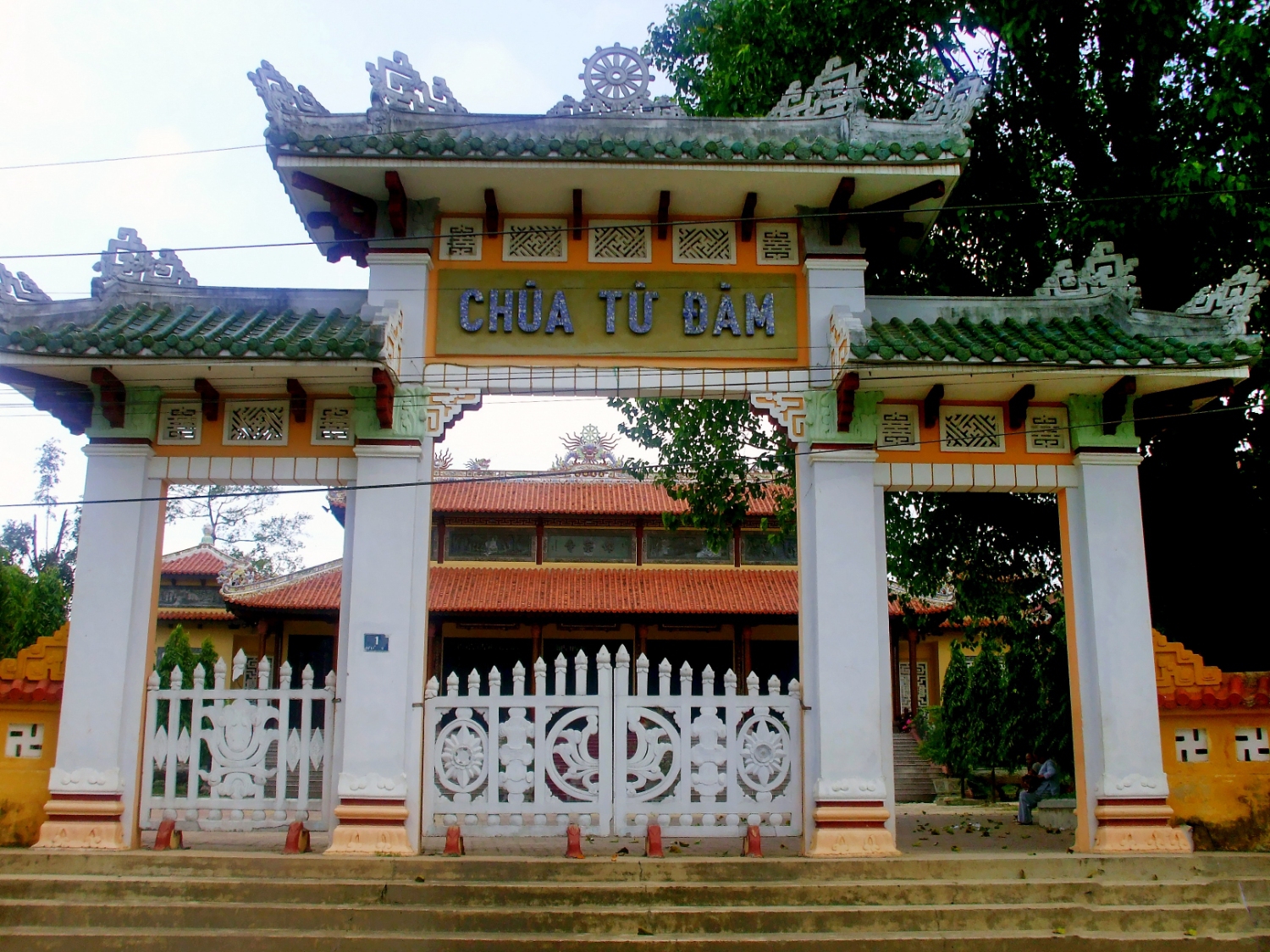 Cổng chùa Từ Đàm
