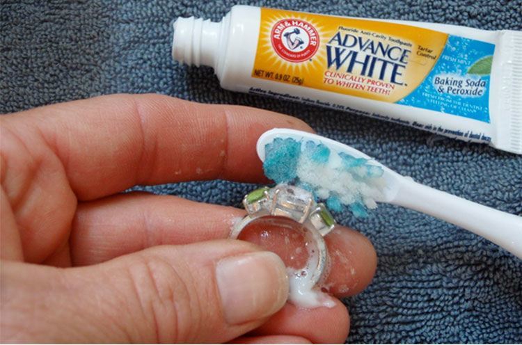 Clean Silver Jewelry Using Toothpaste