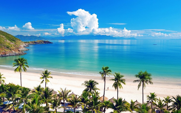 Top những bãi biển khiến bạn thổn thức bởi vẻ đẹp có tiếng tại Nha Trang