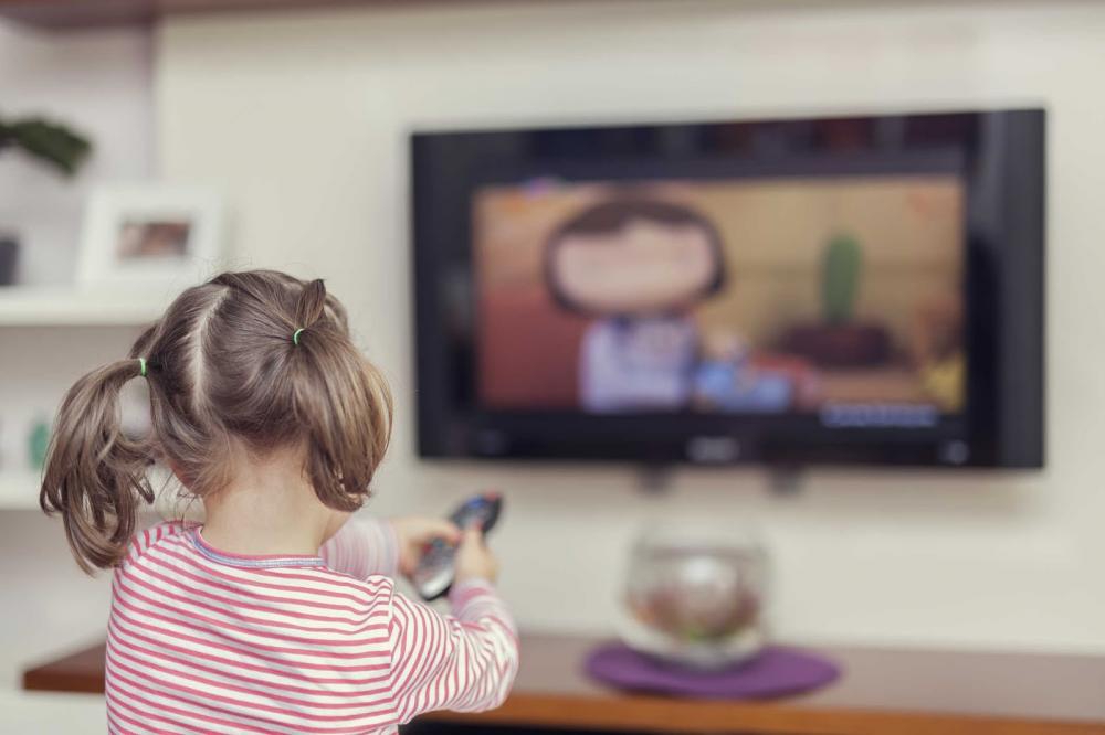 Có nên quản lý thời gian xem tivi của con trẻ?