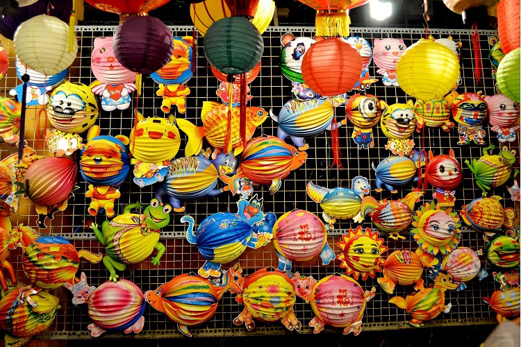 Làng lồng đèn "nức tiếng" khách tấp nập quanh năm