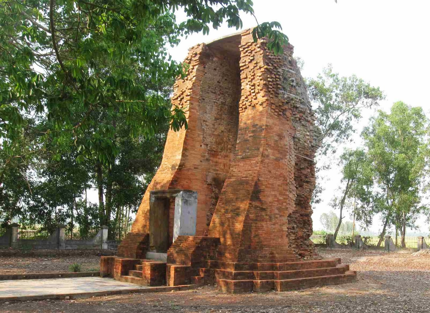 Tháp cổ Vĩnh Hưng