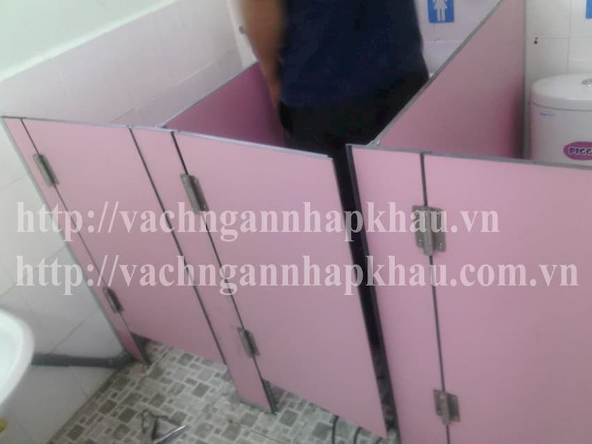 Thien Gia Phu thi cong vach ngan ve sinh cho truong Mam non Tuoi Thien Than tai Tp. Can Tho