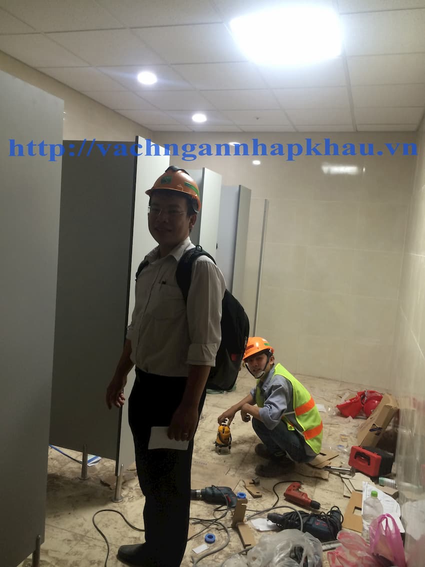 thi cong vach ngan ve sinh cho samssung