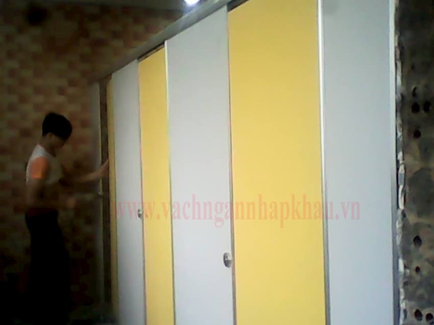Thi cong vach ngan ve sinh Compact HPL uy tin cho Bar XO