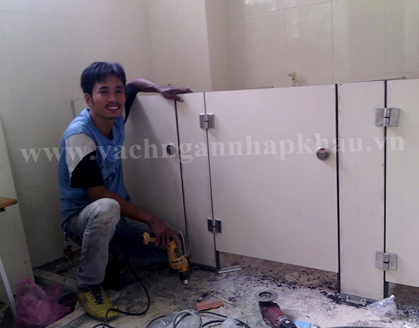 Thi cong vach ngan nha ve sinh cho he thong cac truong Mam Non Son Ca tai TPHCM