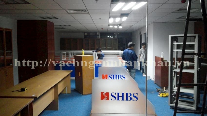 thi cong vach ngan van phong khung nhom kinh ngan hang SHSB