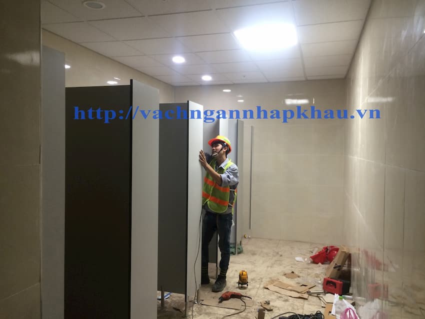 Thi cong vach ngan ve sinh tai cty Samsung Quan 9
