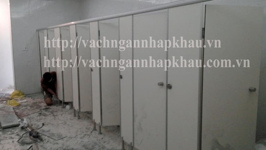 vach ngan ve sinh nha hang khach san