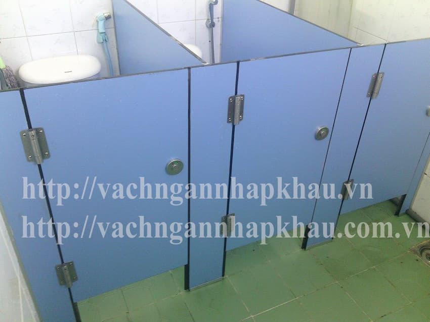 Thien Gia Phu thi cong vach ngan ve sinh compact cho he thong truong mam non Hoa Mi TPHCM