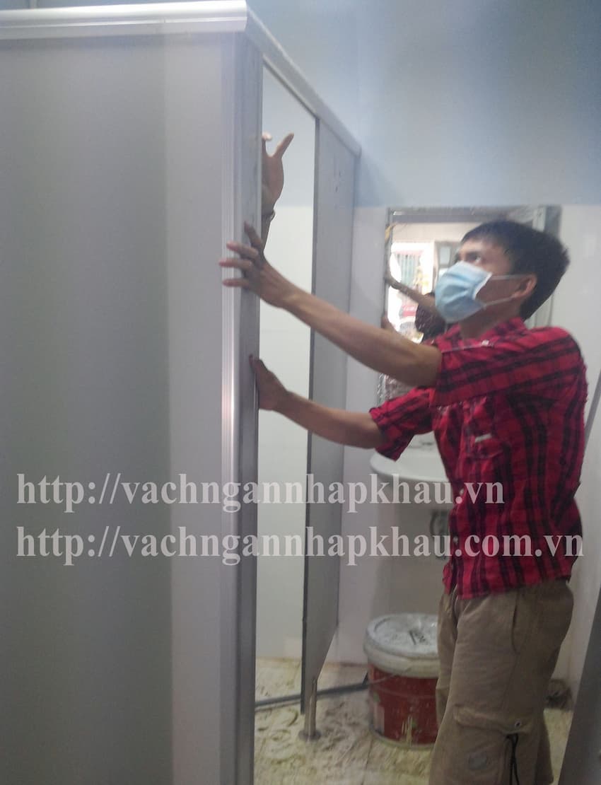 ​​​​​​​Thi cong vach ve sinh compact cho nha hang Nam bo Binh Duong