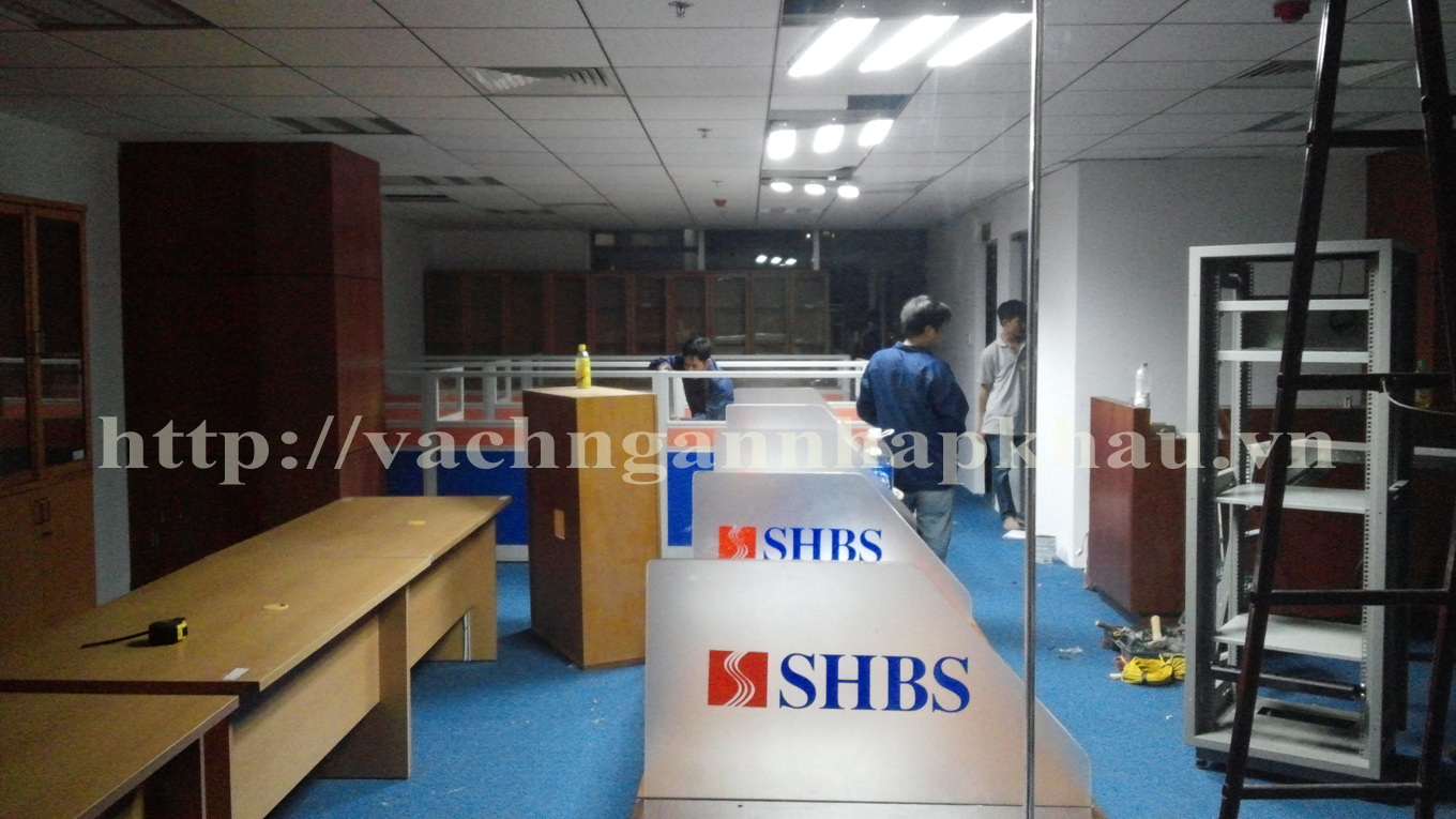 thi cong vach ngan van phong khung nhôm kính ngân hàng SHSB