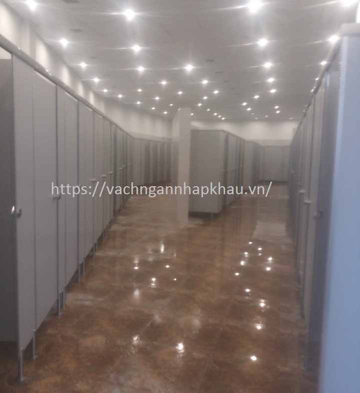 Thi công vách ngăn vệ sinh Compact HPL uy tín cho bệnh viện dã chiến bình chánh