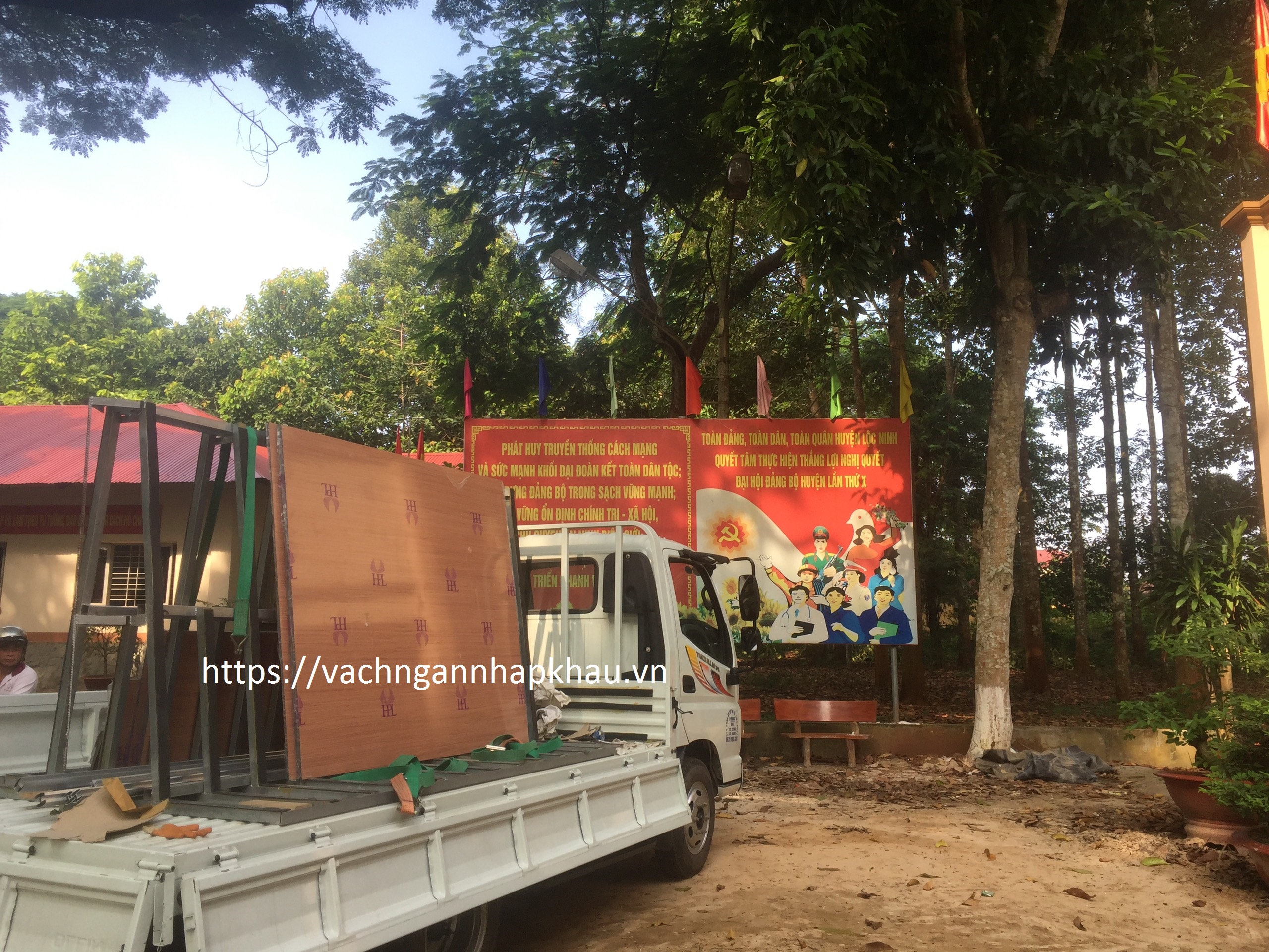 Một mẫu vách ngăn vệ sinh Compact HPL Vân Gỗ cho Huyện Ủy Lộc Ninh Tỉnh Bình Phước