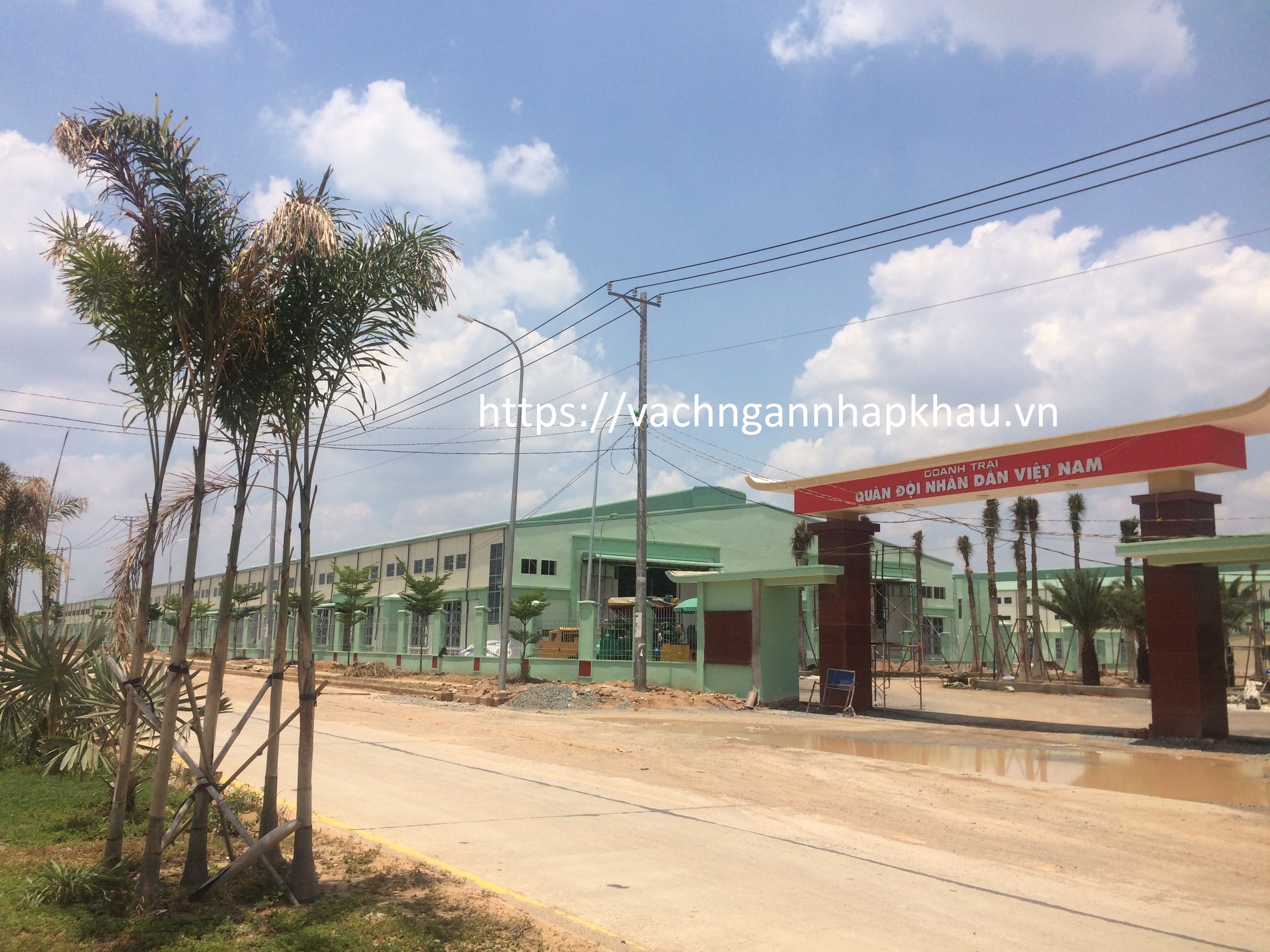 thi cong vach ngan ve sinh nha may z751