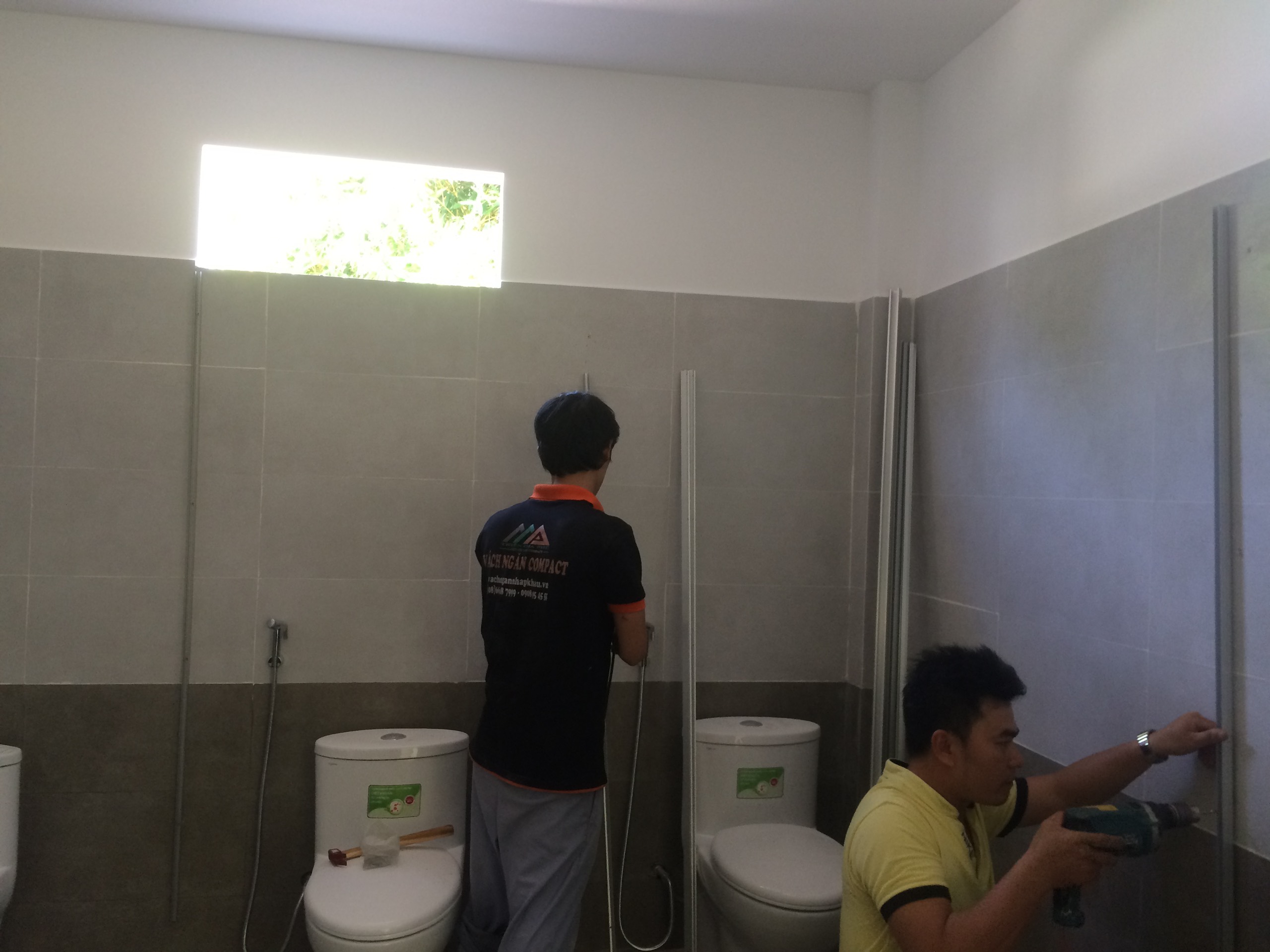 vach ngan ve sinh compact binh duong