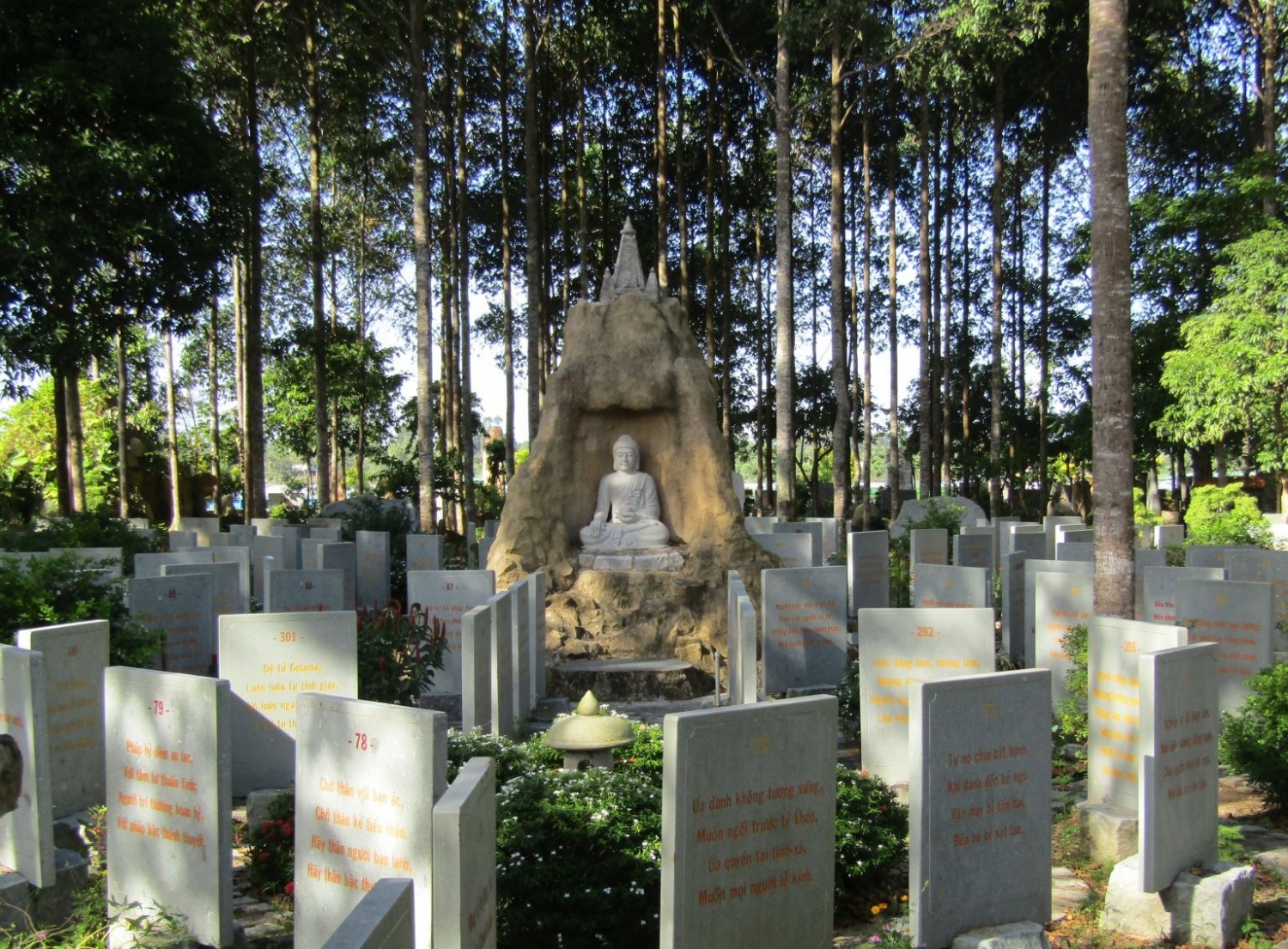 Vườn kinh phật bằng đá