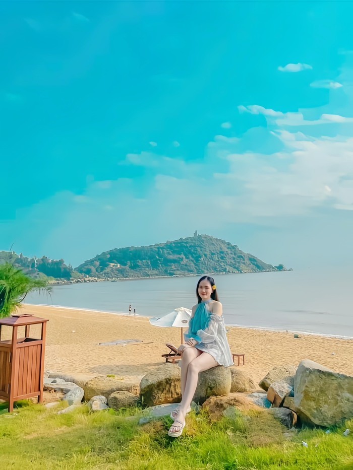 Bờ biển Thạch Hải gần Quỳnh Viên, dễ dàng tiếp cận bằng đường ven biển từ Vinh