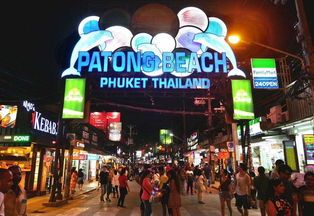 Phố Patong sầm uất về đêm, trung tâm giải trí nổi tiếng của Phuket