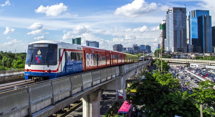 Tàu hỏa Thái Lan xuất phát từ ga Hua Lamphong, nối chặng về Phuket qua Surat Thani