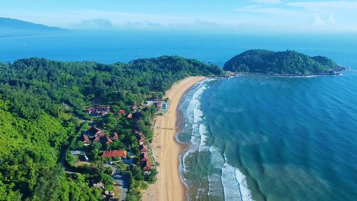 Toàn cảnh Quỳnh Viên Resort giữa núi Nam Giới và biển Thạch Hải thơ mộng