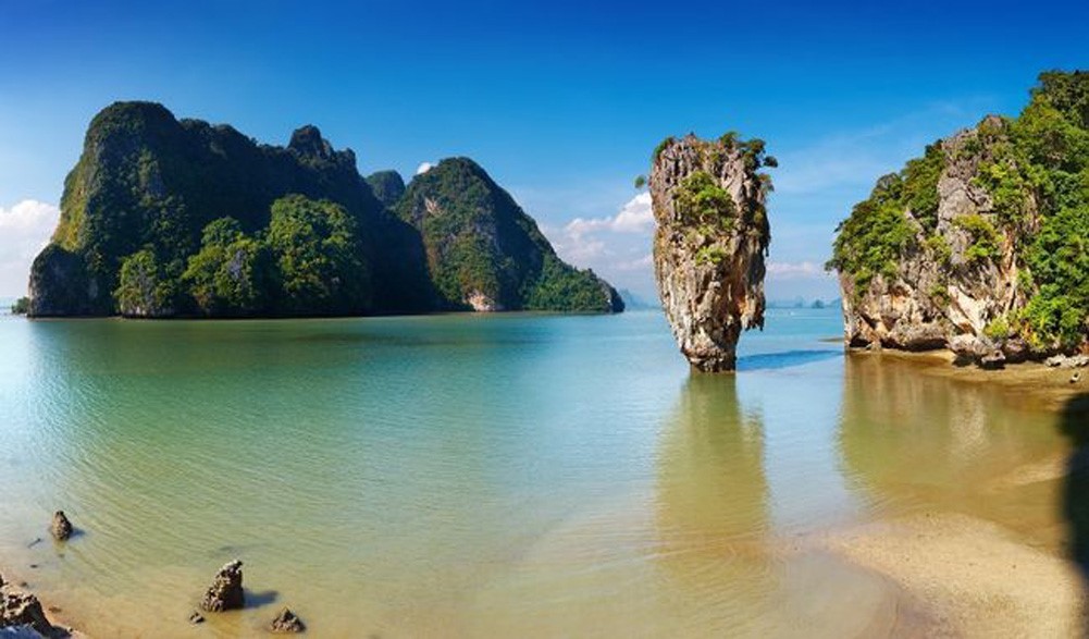Vịnh Phang Nga với các khối núi đá vôi và làn nước phẳng lặng đặc trưng