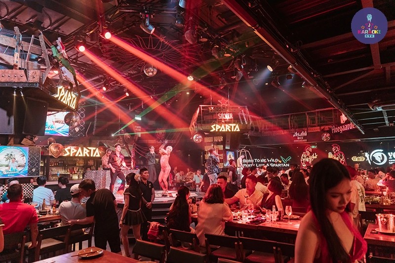 Nội thất industrial kết hợp cảm hứng La Mã hiện đại