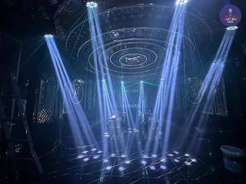 Hệ thống âm thanh chất lượng cao với loa và micro hiện đại tại Karaoke Honey 83 Hồ Đắc Di.