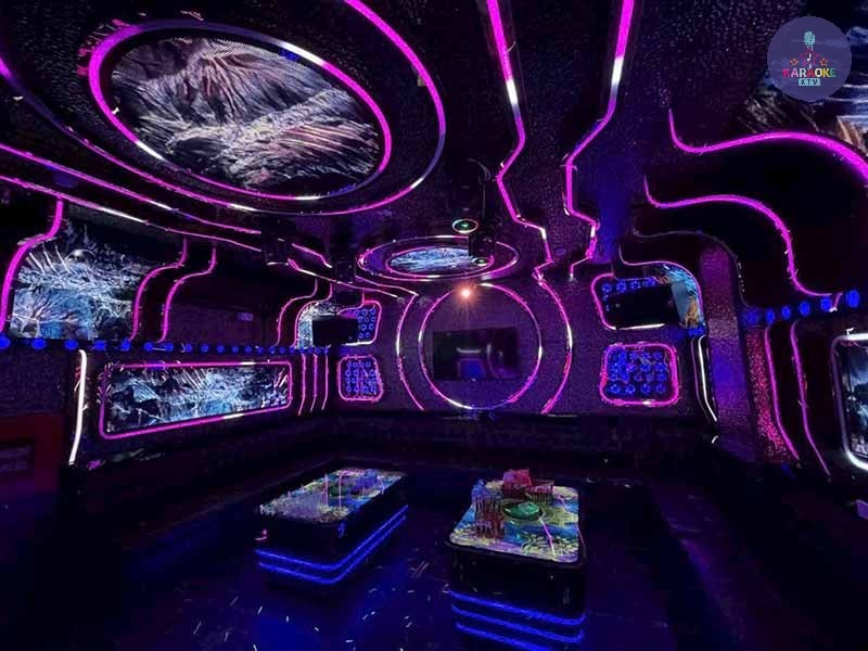 Hệ thống âm thanh và ánh sáng hiện đại tại phòng hát Karaoke Hero.