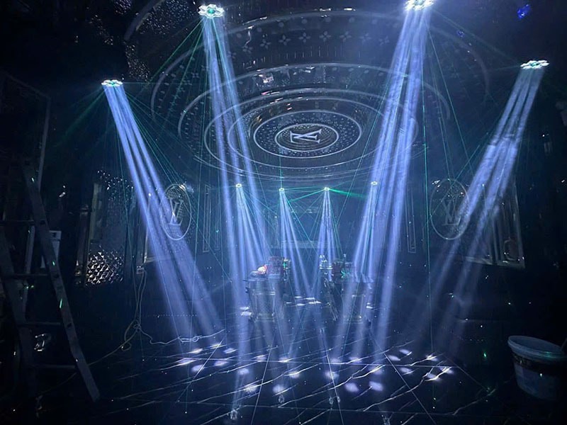 Hệ thống loa hiện đại tại phòng karaoke BinBo Luxury 81 Láng Hạ, Hà Nội.