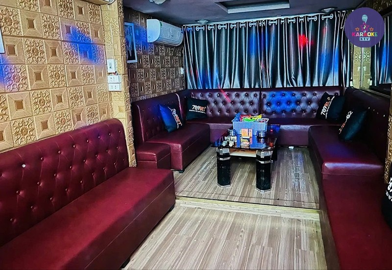 Sảnh phòng hát tại Karaoke 383 Đội Cấn