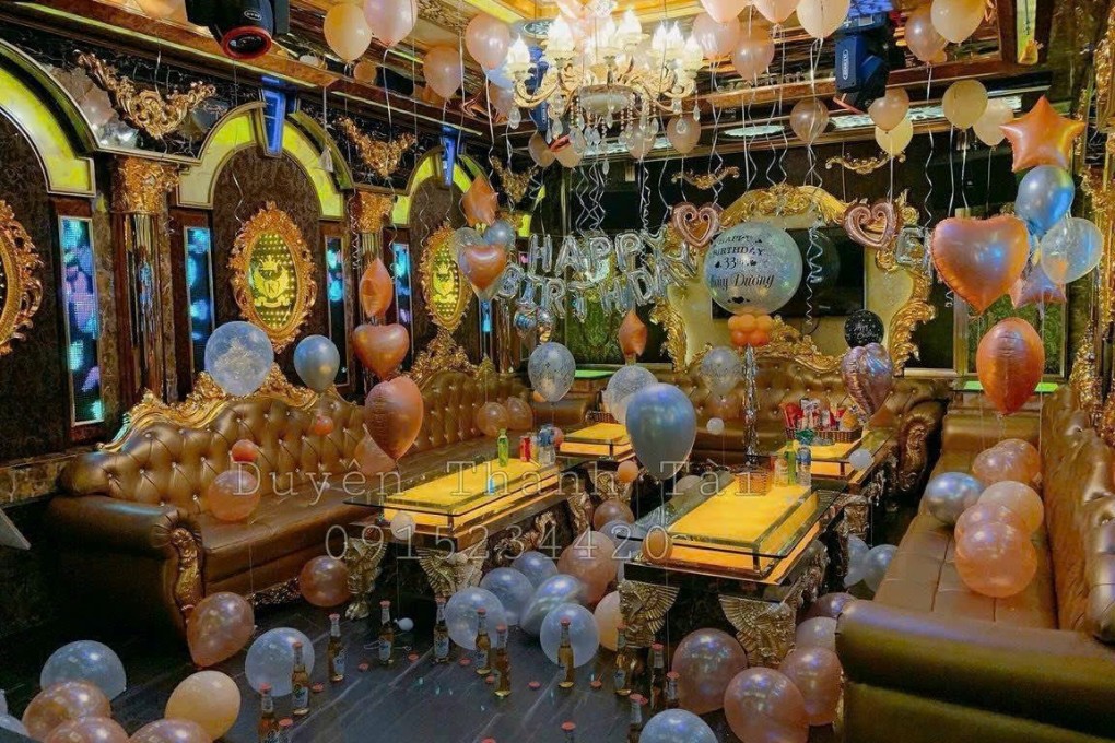 Quầy bar mini tích hợp trong phòng hát tại Karaoke 72 Nguyễn Khang