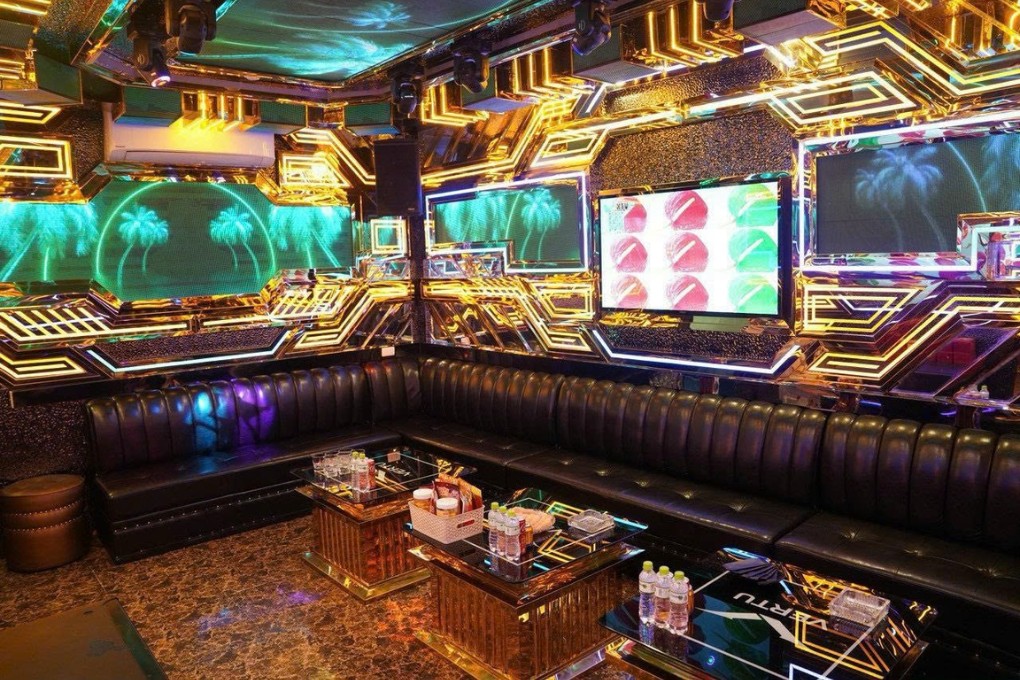 Phòng hát rộng rãi với hệ thống ánh sáng nổi bật tại 72 Nguyễn Khang