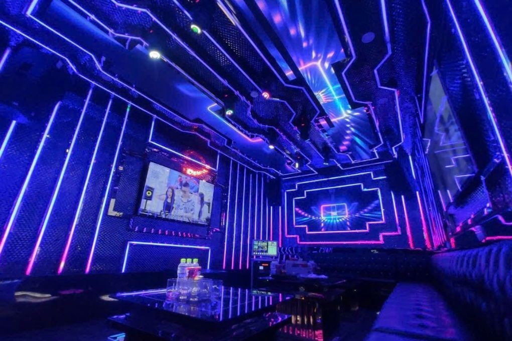 Khách hàng trải nghiệm ca hát tại Karaoke Amigo An Khánh