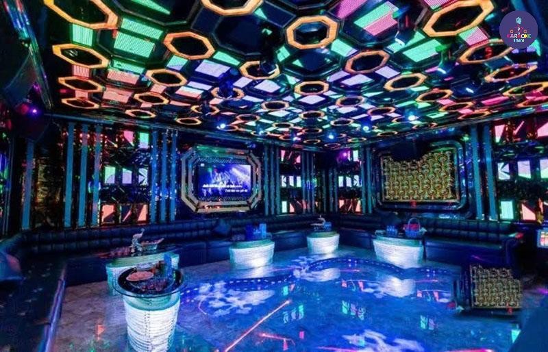 Phòng karaoke sang trọng tại Diamond với màn hình lớn và âm thanh vòm