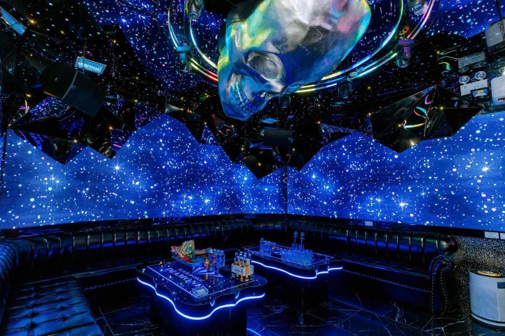 Phòng VIP với màn hình lớn và ánh sáng theo chủ đề tại Diamond KTV