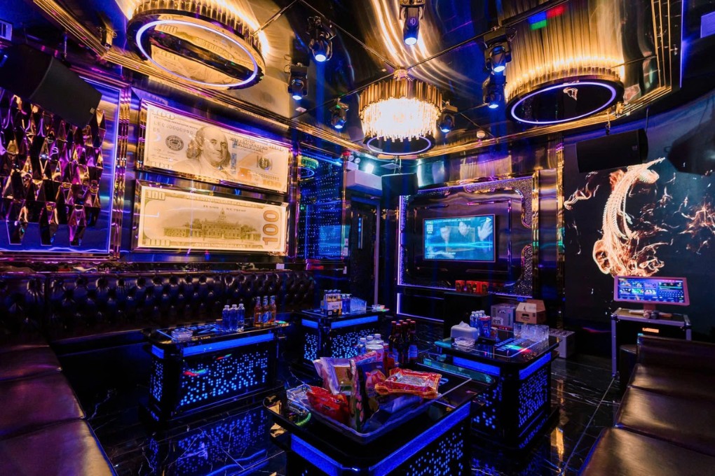 Khách hàng trải nghiệm hát tại Diamond KTV Nguyễn Xuân Khoát