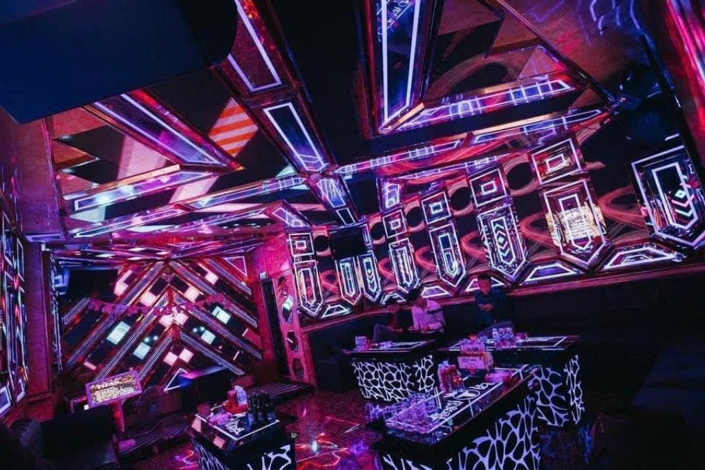 Không gian phòng hát hiện đại với ánh sáng LED tại Dubai Club 88 Tố Hữu