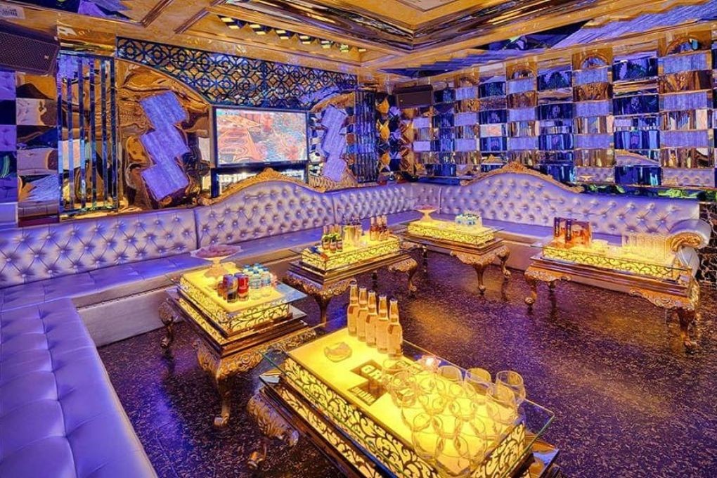 Khách hàng trải nghiệm hát karaoke trong phòng hiện đại tại Grand 300 Xã Đàn