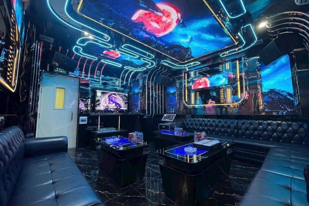 Mặt tiền và sảnh đón tiếp sang trọng của Hương Giang KTV 79 Thái Thịnh