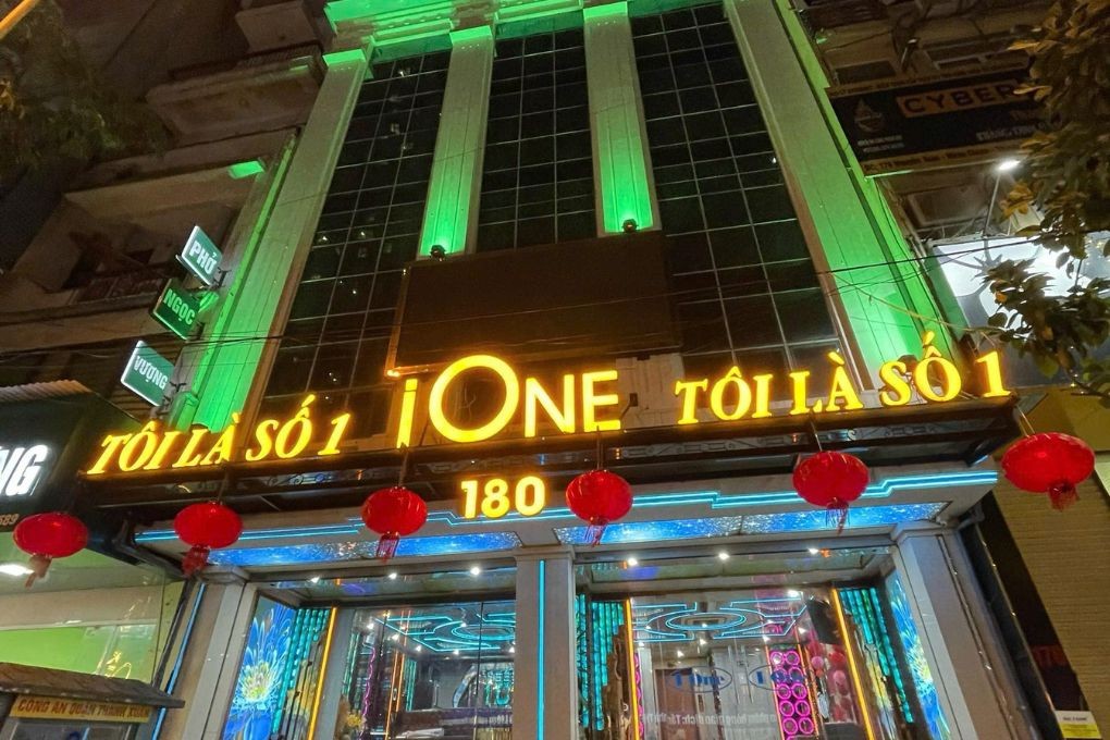Khách hàng trải nghiệm phòng hát tại iOne