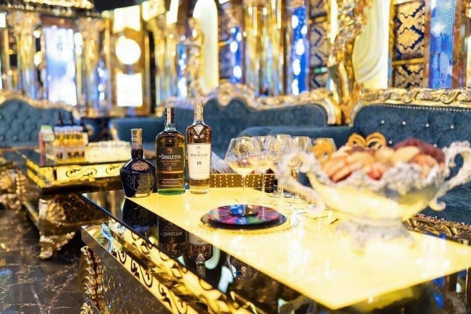 Hệ thống đèn sân khấu nhiều màu tại iStar 334 Xã Đàn