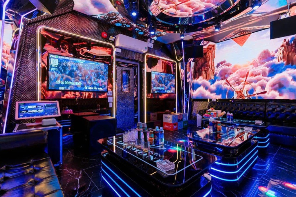 Khách hàng trải nghiệm hát và giải trí tại Karaoke Kenz Club 202 Trung Kính