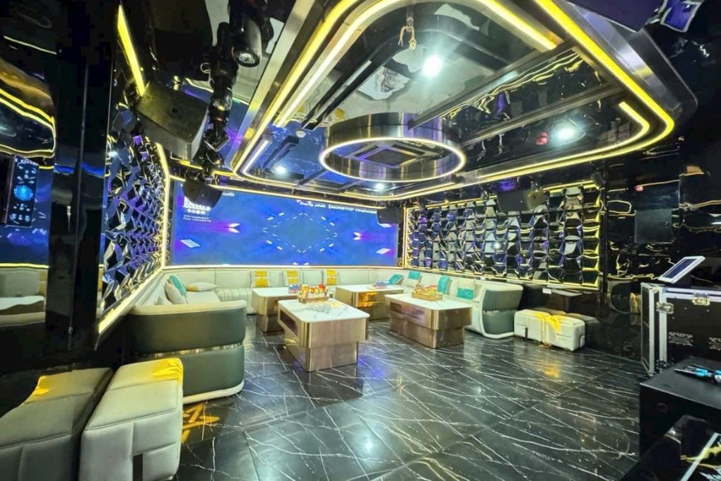 Không gian phòng hát rộng rãi, phù hợp nhóm đông người