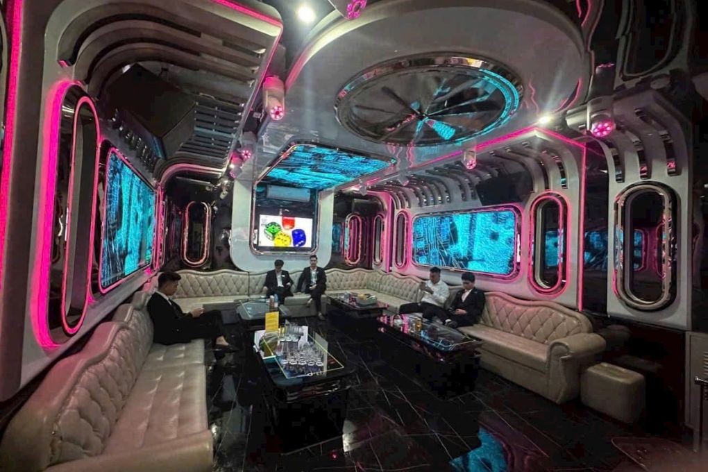 Phòng hát sang trọng với hệ thống ánh sáng lập trình theo nhạc tại London An Khánh