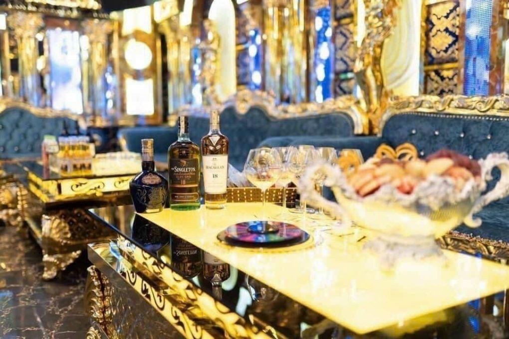 Phòng hát hiện đại với đèn LED tại Karaoke Luxury 11 Hàng Bột