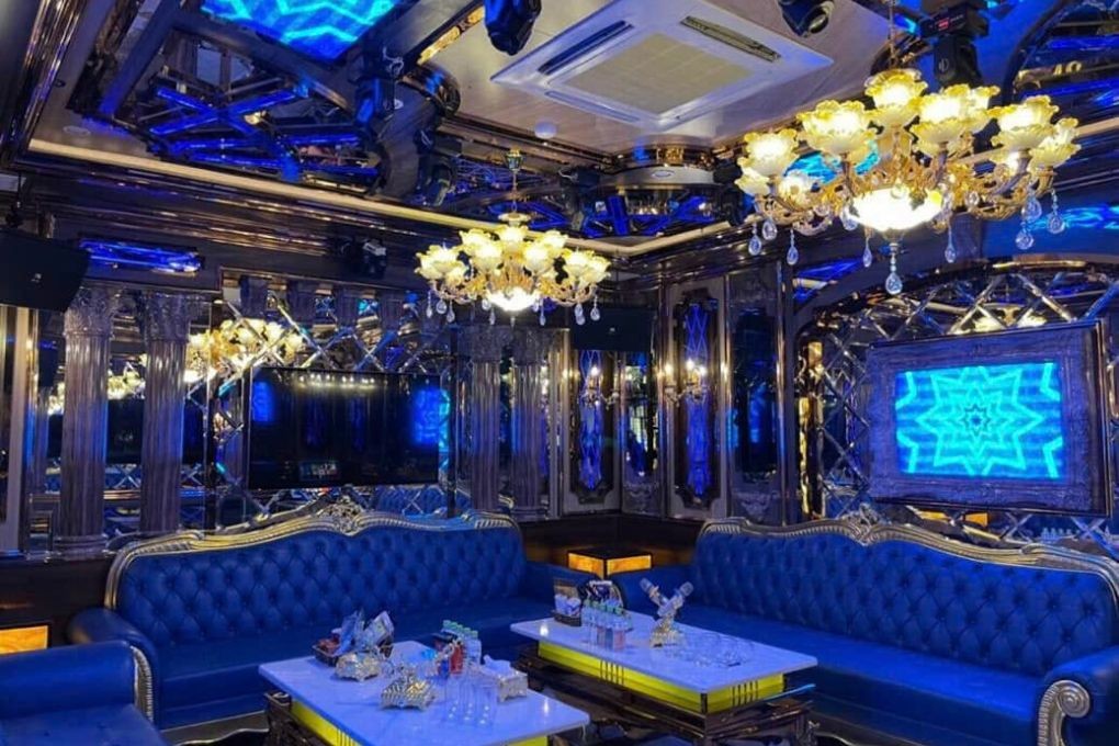 Khách hàng trải nghiệm ca hát tại Karaoke Luxury 11 Hàng Bột
