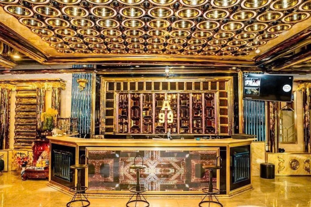 Khách hàng trải nghiệm hát tại Karaoke Noucamp 12 Miếu Đầm