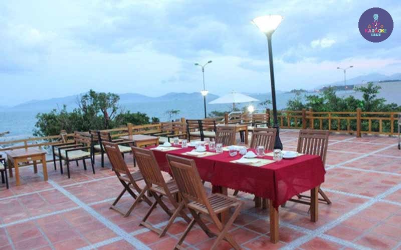 Không gian phòng hát nhìn ra biển tại Karaoke Sentosa Nha Trang