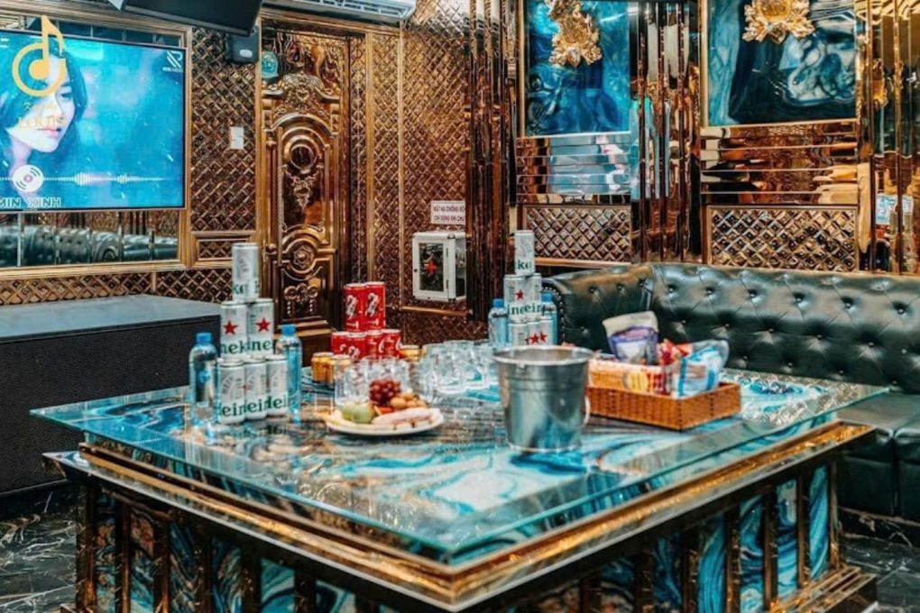 Không gian phòng hát với hệ thống ánh sáng LED và nội thất hiện đại